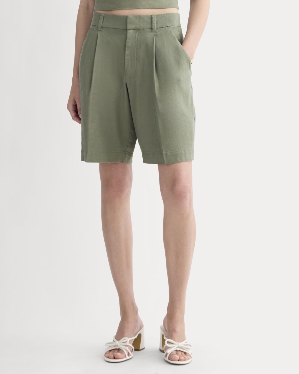The Pleated Short in Stretch Linen | Lichen Green